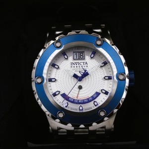 AN INVICTA DIVERS WRISTWATCH