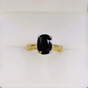 A VINTAGE SAPPHIRE RING