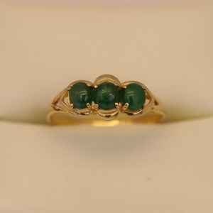 A THREE STONE JADEITE RING