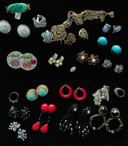 A COLLECTION OF VINTAGE COSTUME JEWELLERY