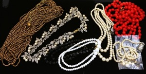 A COLLECTION OF ANTIQUE AND VINTAGE JEWELLERY