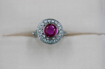 A FINE BURMESE RUBY AND DIAMOND RING