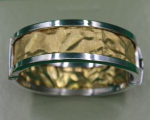 A HINGED GOLD BANGLE