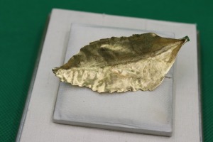 AN ANTIQUE FIGURAL LEAF BROOCH