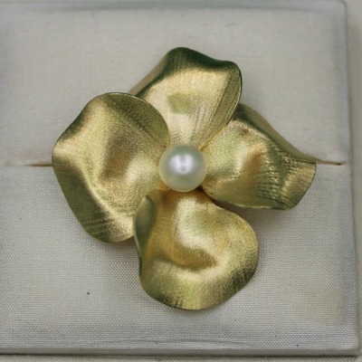 A GOLD AND PEARL FLOWER BROOCH