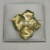 A GOLD AND PEARL FLOWER BROOCH - 2