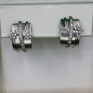 A PAIR OF DIAMONDS HUGGIE EARRINGS