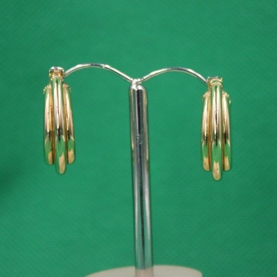 A PAIR OF ITALIAN GOLD EARRINGS