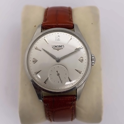 A VINTAGE LONGINES WRISTWATCH