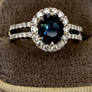 AN AUSTRALIAN PARTI SAPPHIRE AND DIAMOND RING