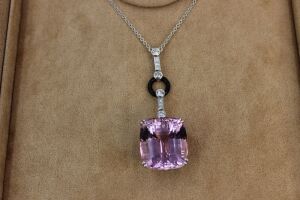 A STUNNING ART DECO STYLE KUNZITE, ONYX AND DIAMOND NECKLACE 