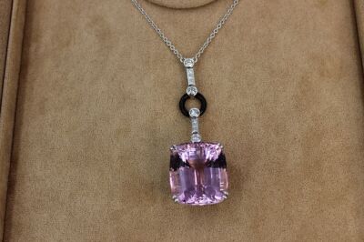 A STUNNING ART DECO STYLE KUNZITE, ONYX AND DIAMOND NECKLACE