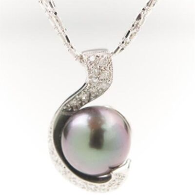 A TAHITIAN PEARL AND DIAMOND PENDANT NECKLACE