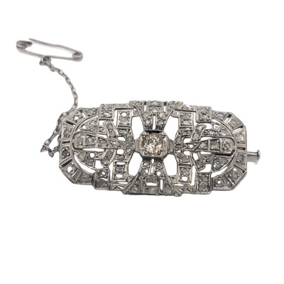 AN ART DECO DIAMOND BROOCH