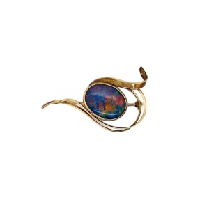 AN OPAL BROOCH