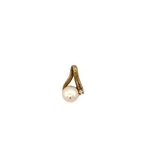 A PEARL AND DIAMOND PENDANT