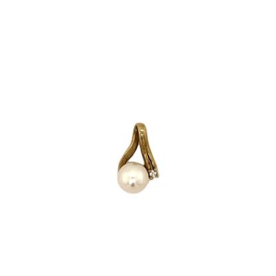 A PEARL AND DIAMOND PENDANT