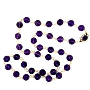 AN AMETHYST AND PEARL NECKLACE