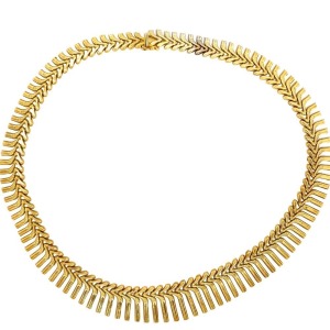 A GOLD NECKLACE