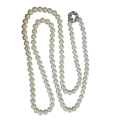 AN AKOYA PEARL NECKLACE