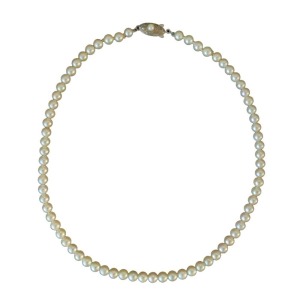 AN AKOYA PEARL NECKLACE