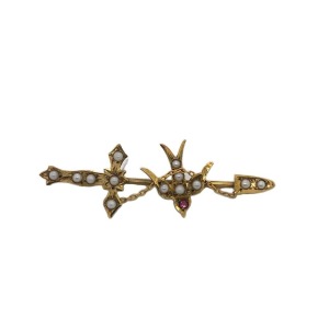 AN ANTIQUE GOLD BROOCH