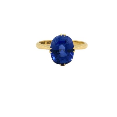 AN ANTIQUE SAPPHIRE RING