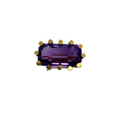 AN AMETHYST GOLD BROOCH