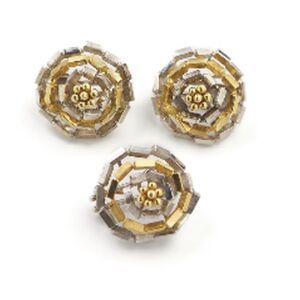 A SUITE OF GOLD JEWELLERY OF ROSE DESIGN 